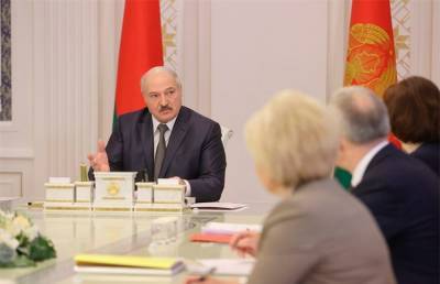 Лукашенко: Госслужащий – это не значит, что в десять раз зарплата выше, но должно быть достойно все