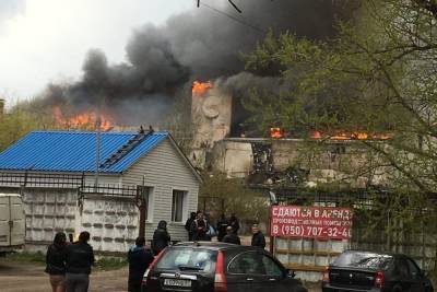 На улице Кашена в Смоленске горит крыша заброшенного склада