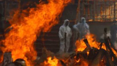 Индия в огне. На улицах продолжают сжигать тысячи умерших от коронавируса. Фоторепортаж