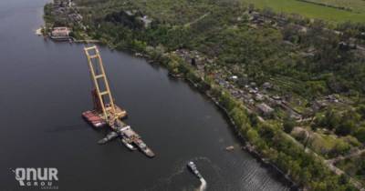 Строительство Запорожских мостов приостановлено: плавучий кран-гигант "Захарий" повредил дно