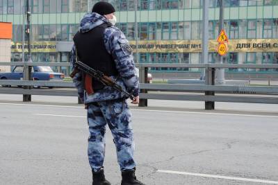В Москве мужчина с пистолетом набросился на сотрудника Росгвардии