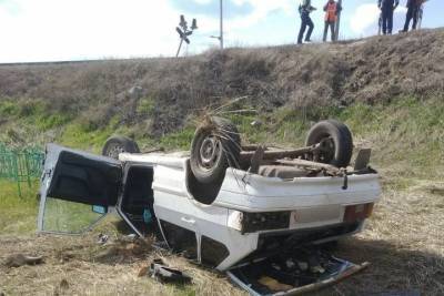 Легковое авто перевернулось через рельсы в Татарстане