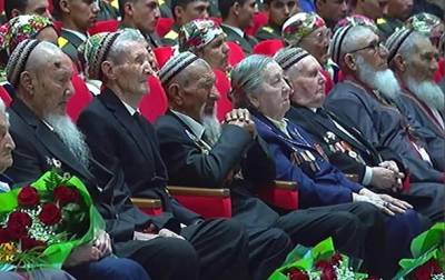 Туркменских ветеранов обязали оплатить президентские подарки самим себе