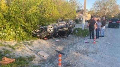 Под Геленджиком водитель без прав опрокинул автомобиль – пострадали двое детей