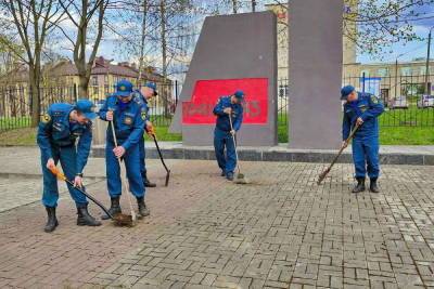 Сотрудники МЧС привели в порядок мемориал в Смоленске