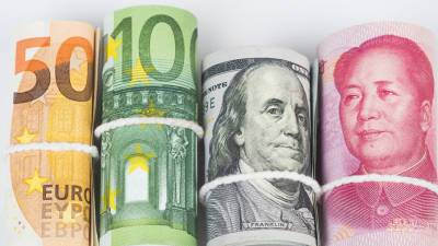 Экономист назвал находящиеся под угрозой валюты