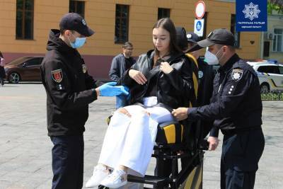 Пристегнись: в Одессе возле Дюка установили полицейский «аттракцион» (фото)