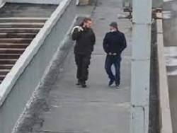 Ограбление средь бела дня на петербургском мосту попало на видео