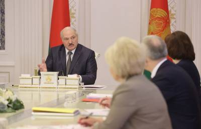 Лукашенко: Права и обязанности госслужащих должны быть сродни военным, а где-то даже и выше