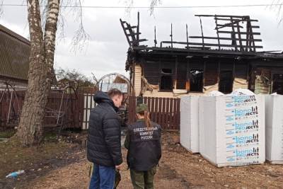 Три человека заживо сгорели в частном доме в Тверской области