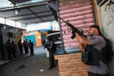 В Бразилии 25 человек убиты в ходе перестрелки в метро