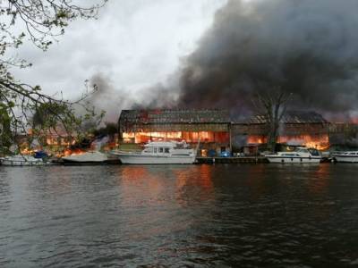Сильный пожар и взрывы на острове посреди Темзы испугали жителей района Хэмптон