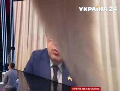 Кот Геращенко вместе с ним включился в прямой эфир и “мешал хвостом” давать комментарий. Видео