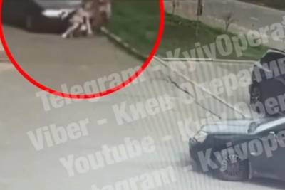 В Киеве автомобиль переехал женщину на тротуаре