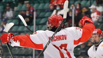 Российский хоккеист Мичков открыл счёт в финале ЮЧМ-2021 с Канадой