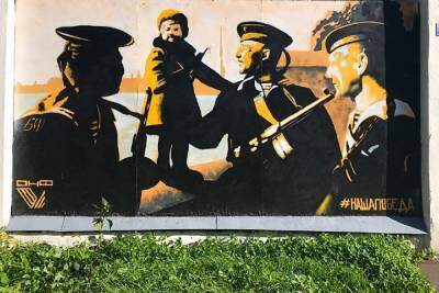 В Кронштадте коммунальщики закрасили патриотическое граффити «Наша победа» и повесили баннер. Жители возмутились