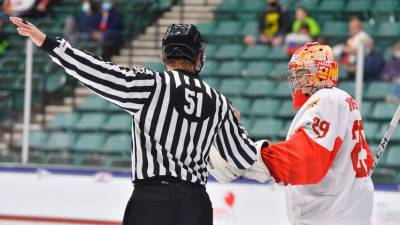Сборная России по хоккею пропустила две шайбы во втором периоде финала ЮЧМ-2021 с Канадой