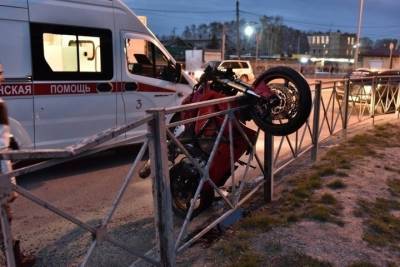 Мотоциклист повис на заборе в ДТП под Новосибирском