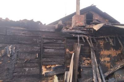 На окраине Омска из-за поджигателей травы сгорел дом