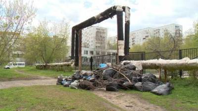 На улице Воронова с субботника лежит гора мешков с мусором - penzainform.ru