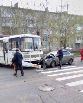 В Кемерове столкнулись маршрутка и легковой автомобиль