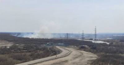 Стелется густой серый дым: трава загорелась на 5 гектарах в Якутске