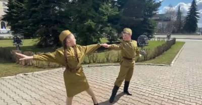 "Сказать спасибо в танце": В российских школах прошла акция "Вальс для победителей"