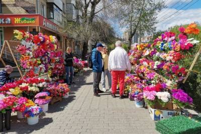 В центре Челябинска уличные торговцы открыли филиал кладбища