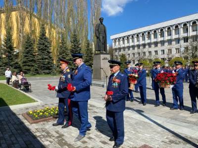 Сотрудники Следственного комитета и Прокуратуры возложили цветы к мемориалу