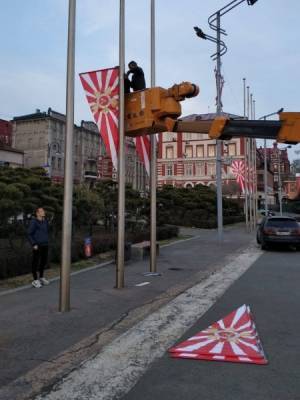 В центре Владивостока развесили странные флаги, похожие на символику ВМС Японии