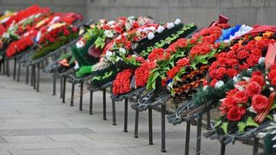 На церемонии возложения цветов в Петербурге упал суворовец