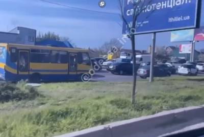 Одессу сковала огромная пробка, трамваи переполнены: всё из-за коммунальщиков, видео