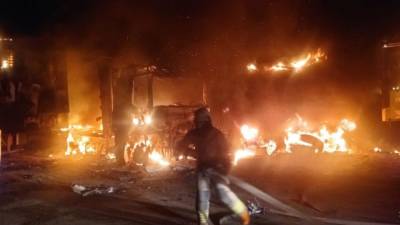 Под Харьковом до тла сгорел грузовик: огонь перекинулся на соседнее авто и здание – видео