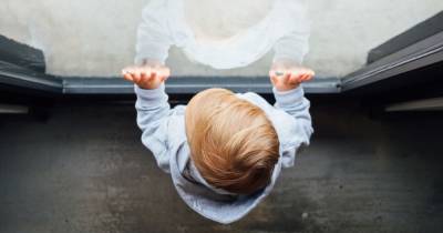 Сезон открытых окон: как правильно укрепить форточку, чтобы защитить ребенка от падения с высоты