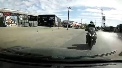 Гибель столкнувшегося с легковушкой мотоциклиста попала на видео