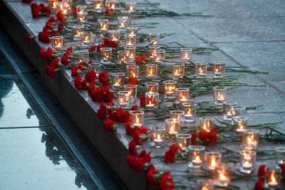Цветы к памятнику Георгию Жукову возложили в Санкт-Петербурге