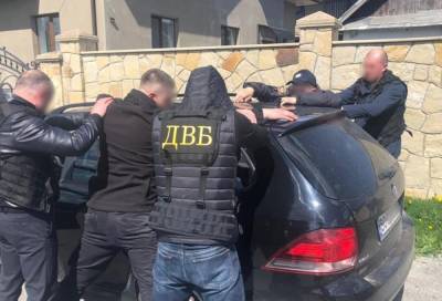 Тернопольские полицейские требовали взятку у водителя: их поймали с поличным – фото