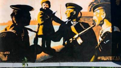 В Кронштадте закрасили граффити ко Дню Победы и вместо него повесили патриотический баннер