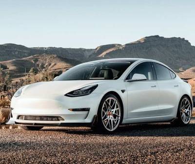 Владелец Tesla Model 3 пугает водителей США, сидя на заднем сиденье авто