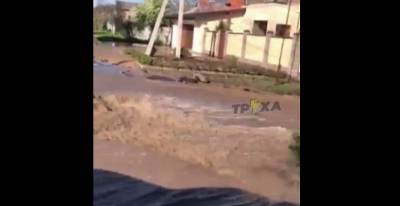 Авария на водопроводе на Павловом Поле в Харькове – водой затопило всю улицу, видео - ТЕЛЕГРАФ