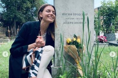 Фанаты раскритиковали Любовь Толкалину за фотосессию на могиле Бродского