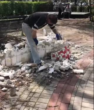 Несостоявшийся "Сквер демократии и свободы слова" в Одессе расчищают под летнюю площадку ресторана - активист(видео)