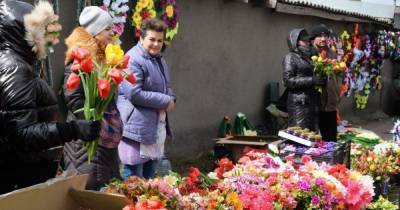 Поминальные дни в Украине: почему не стоит нести на кладбище искусственные цветы и чем их заменить
