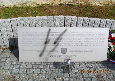 В Праге вандал изуродовал памятник власовцам