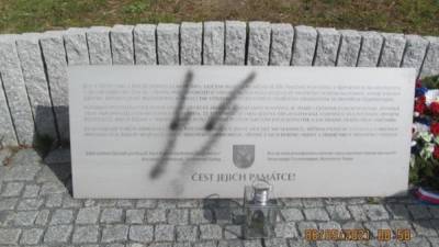 В Праге неизвестные нанесли эмблему СС на памятную доску власовцам
