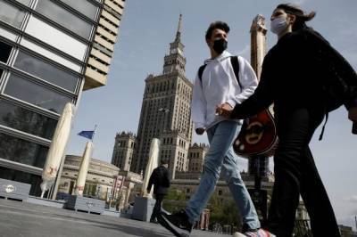 В Польше разрешили не носить маски на улице с 15 мая