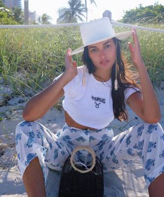 Пижамные штаны — самая удобная и практичная вещь этого лета: бразильянка Жизель Оливейра показывает, с чем их носить