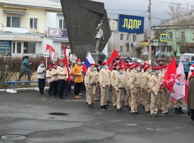В Иркутской области школьники из «Юнармии» вышли на шествие с портретами Путина