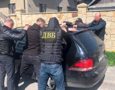 Требовали 20 тыс. грн "откупных": в Тернополе при получении взятки задержали патрульных полицейских