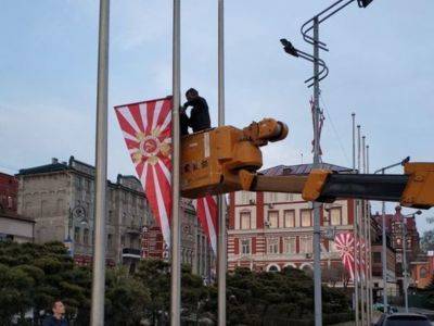 Во Владивостоке ко Дню Победы вывесили флаги, напоминающие знамена ВМС Японии